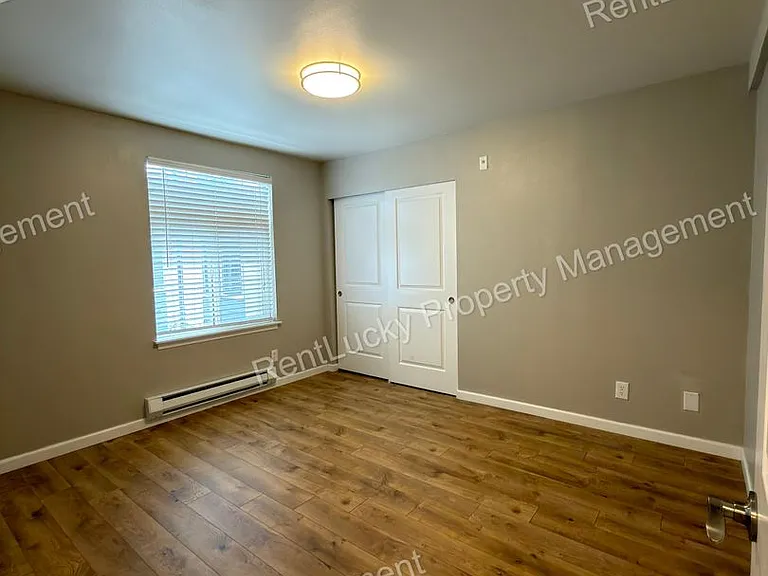 3315 Claremont Ave S — Photo 14