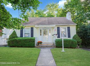 195 Lindenwood Rd, Staten Island, NY 10308