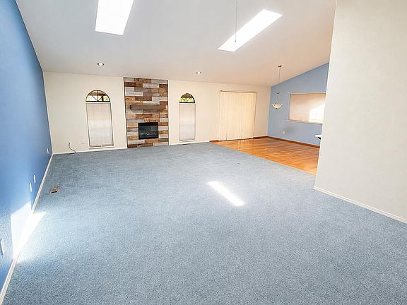 4th image of 220 Osprey Glen Ln
