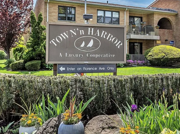 43 Hampton Pl #10A, Freeport, NY 11520