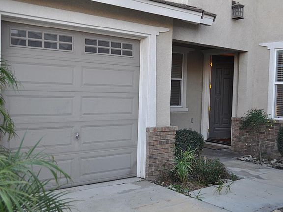 garage single 1 of 3