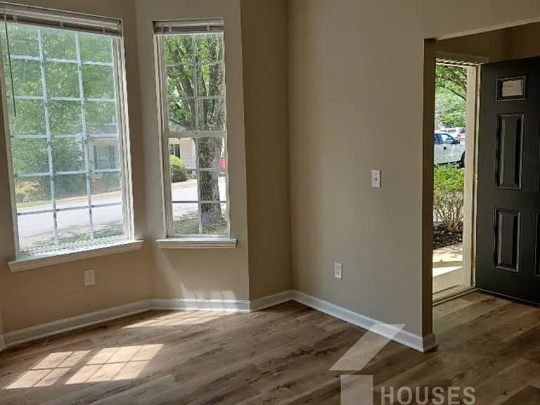 210 Stapleford Park Dr — Photo 4