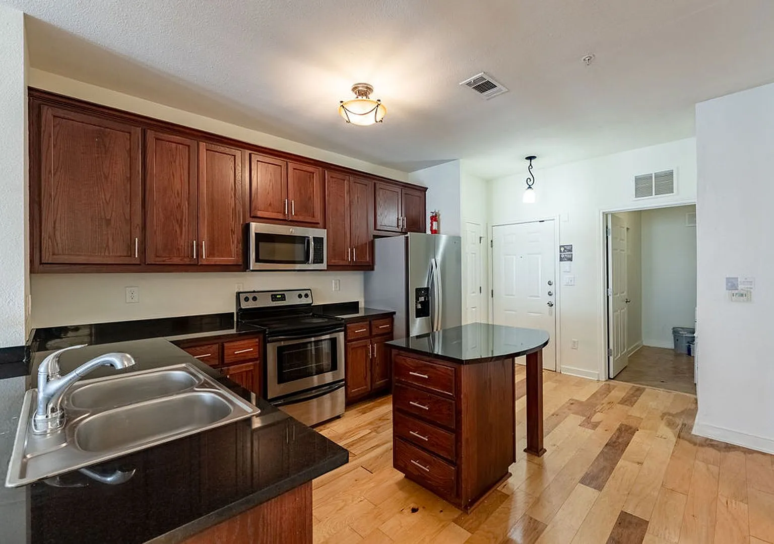 Spacious High-End 3b/2ba Condo with Stunning Balcony Views & Rooftop Pool! Blocks from UT! — Photo 3