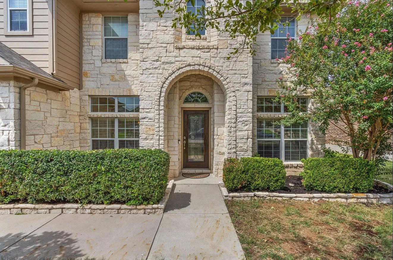 4 bed, 2.5 bath, 3203 sqft, $2,600 — Photo 2