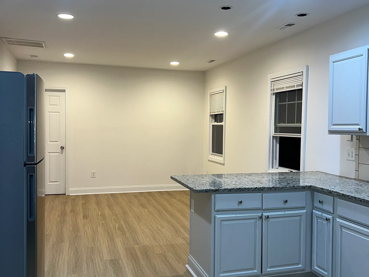 3 bed, 960 sqft, $2,100 — Photo 4