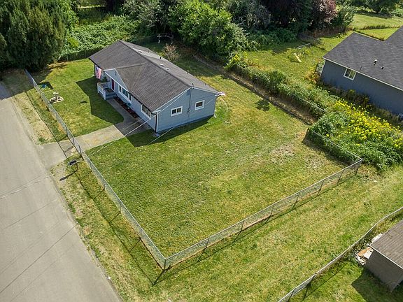 Huge lot + easements!