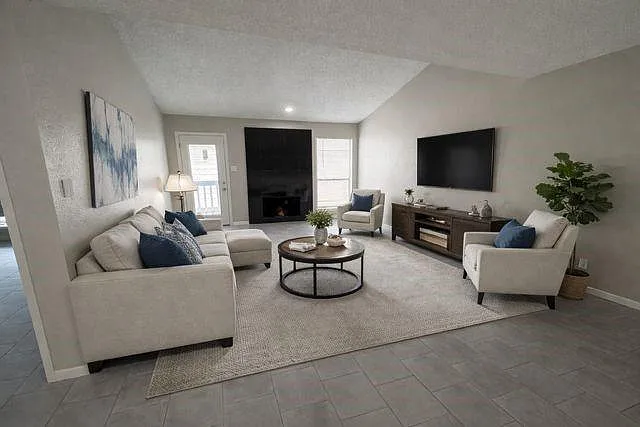 1 bed, 1.0 bath, 799 sqft, $1,350 — Photo 2