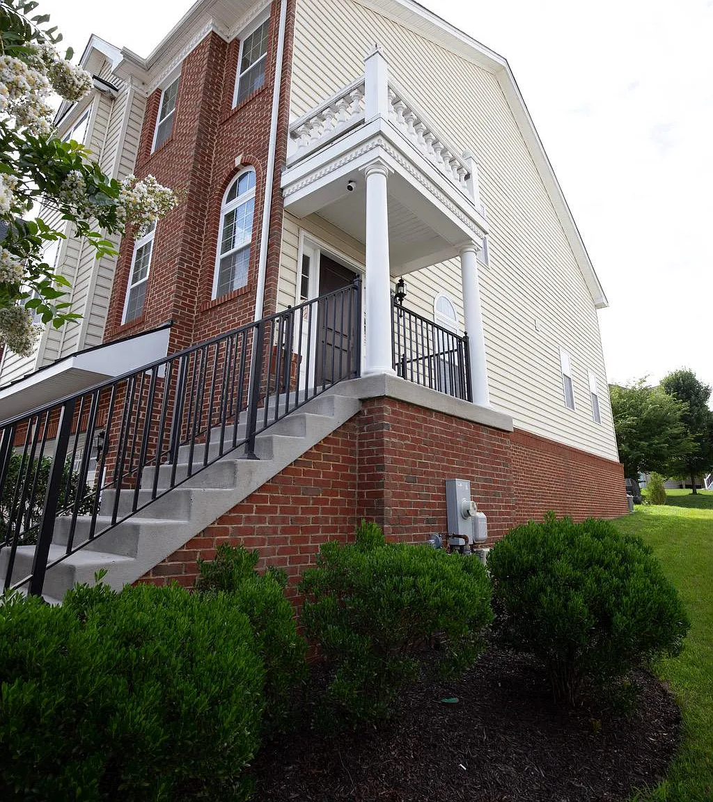 3 bed, 3.5 bath, 3120 sqft, $3,650 — Photo 2