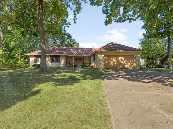 51401 Hunters Crossing Ct, Granger, IN 46530