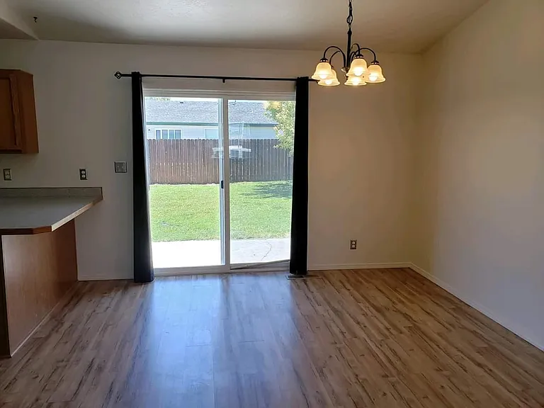 1455 Sommer St — Photo 9
