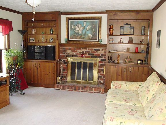 Family room with buit-in bookcases