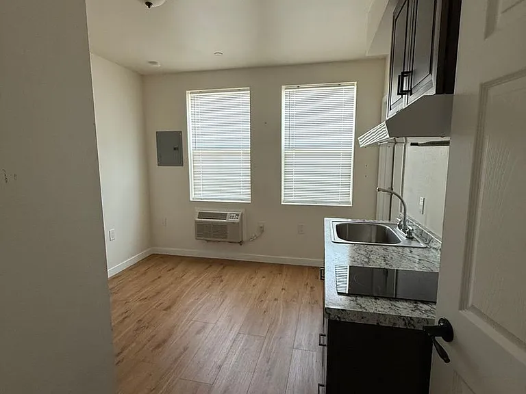 248 N 1st St #4 — Photo 3