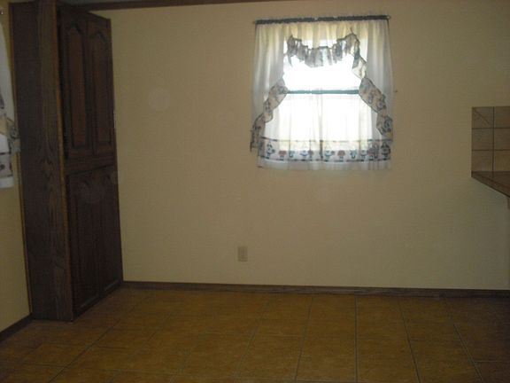 5th image of 422 Viking Blvd
