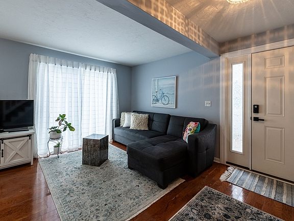 3rd image of 43 Meadow Pond Dr APT M
