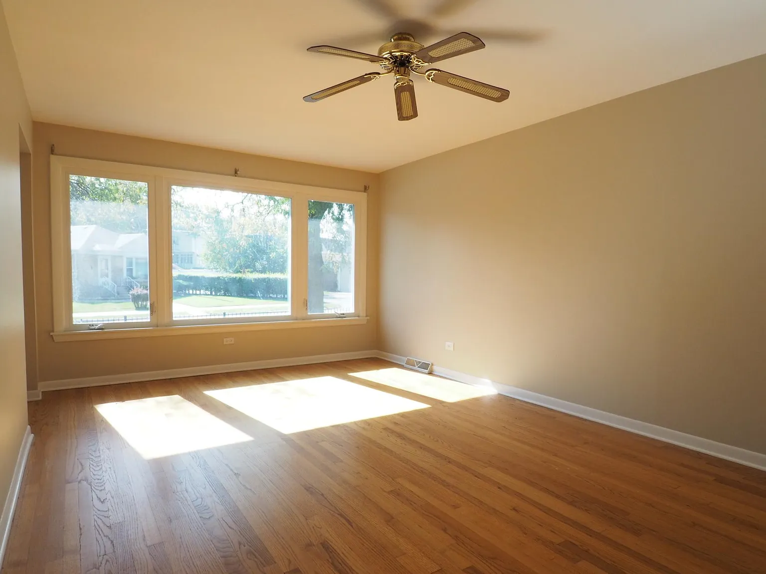 3 bed, 2000 sqft, $3,300 — Photo 3