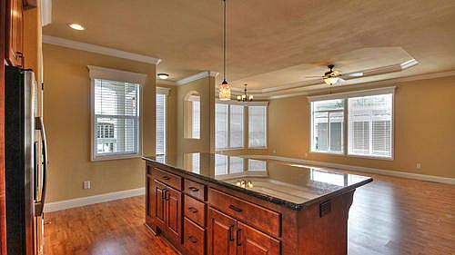 4th image of 300 Chateau La Salle Dr