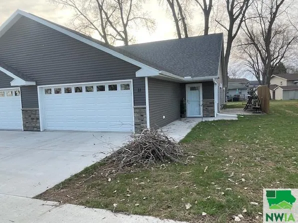94 N Emerald Dr Unit 11, Storm Lake, IA 50588