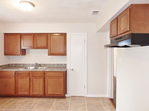 5th image of 5121 Witby Ave