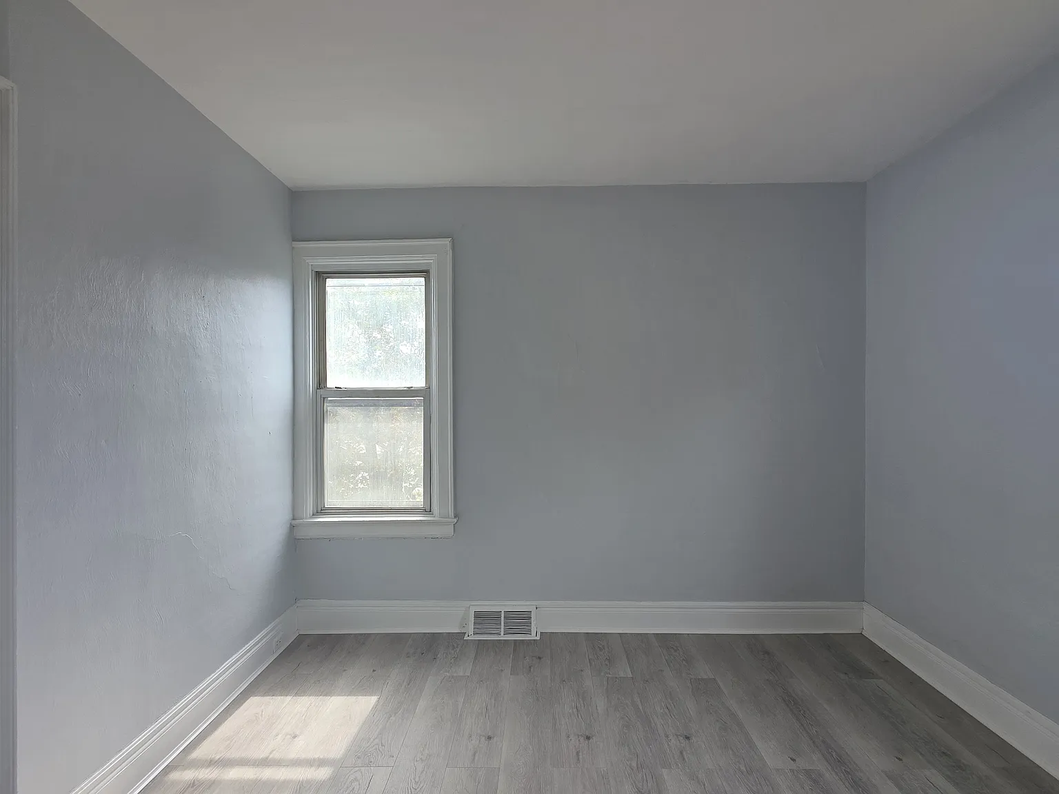 3 bed, 1100 sqft, $1,200 — Photo 4