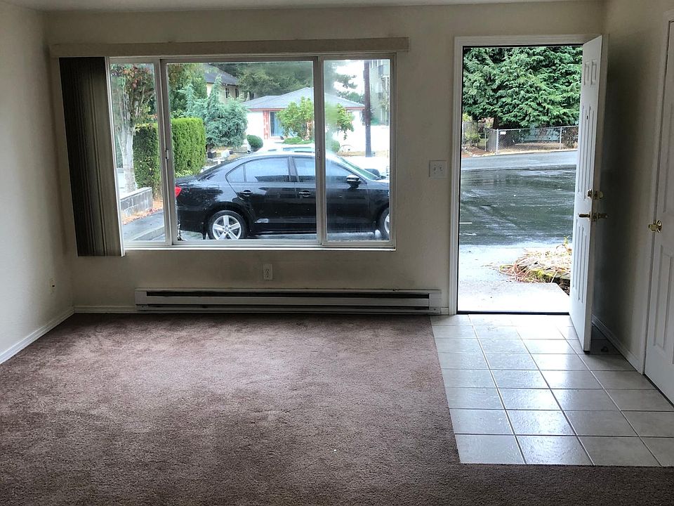 Oversized Living room and entry way that opens up to the kitchen.