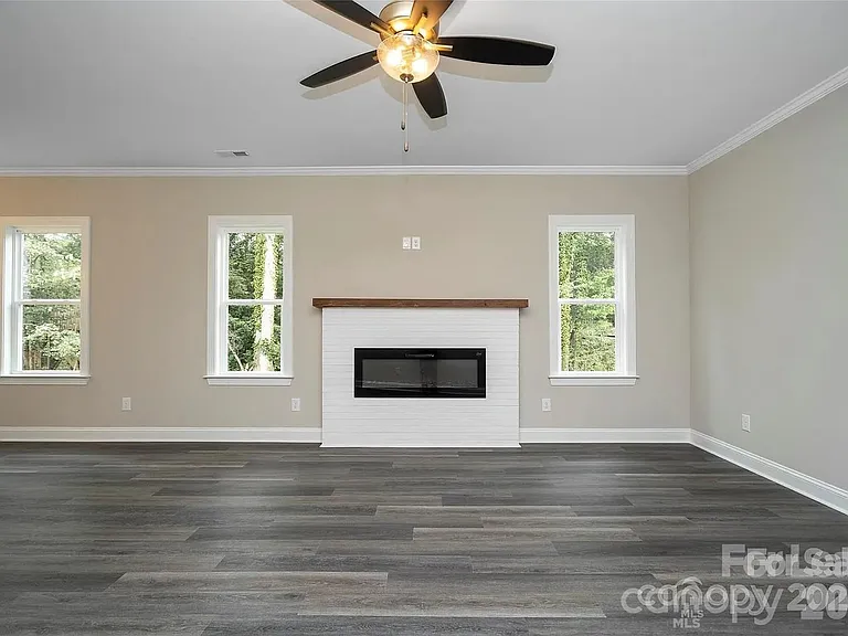 1721 Balfour Ln — Photo 2