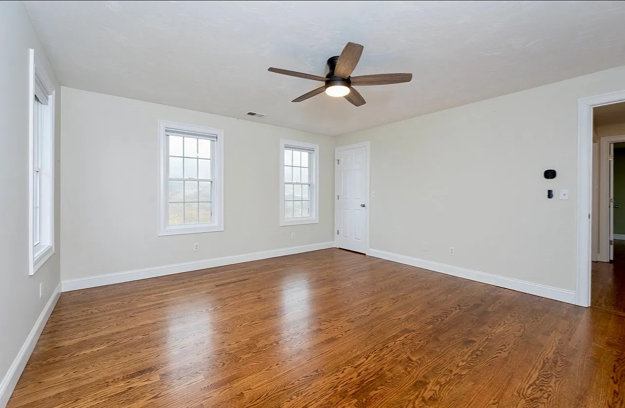 4 bed, 3.5 bath, 2200 sqft, $4,500 — Photo 2