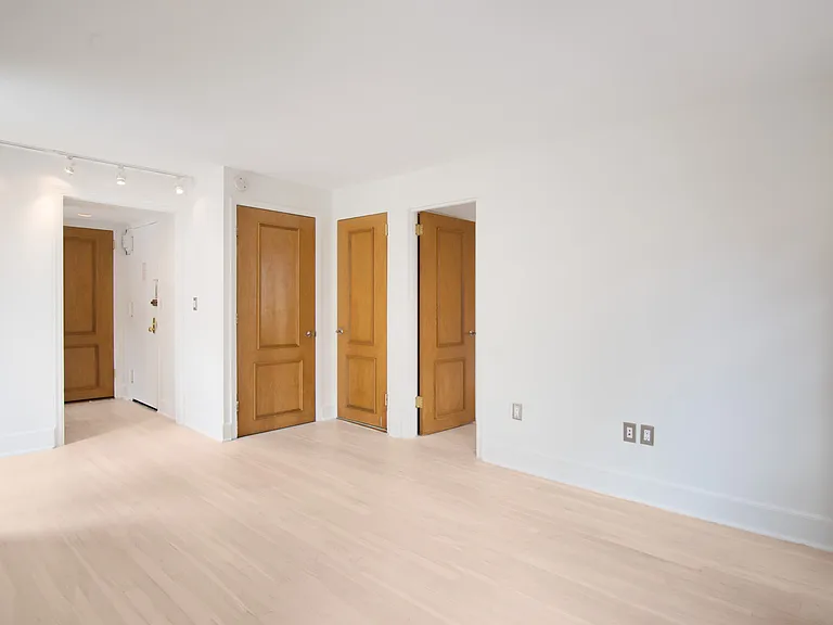150 W 58th St #12A — Photo 2