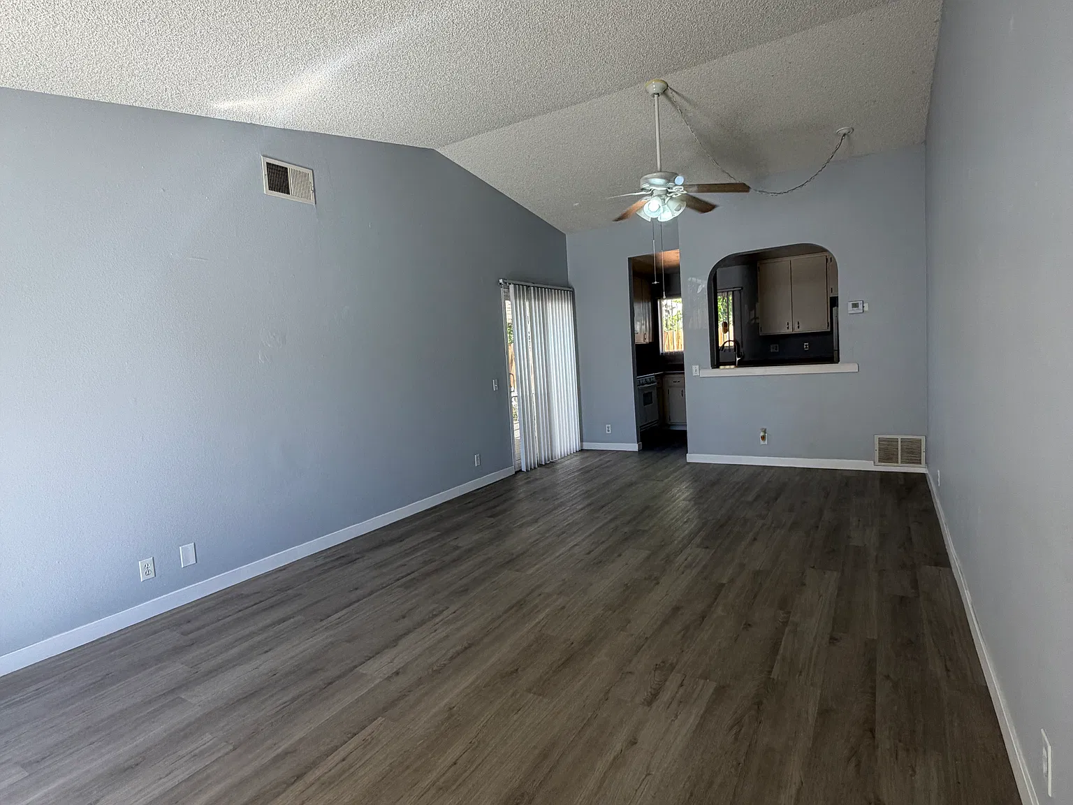 2 bed, 976 sqft, $3,000 — Photo 3