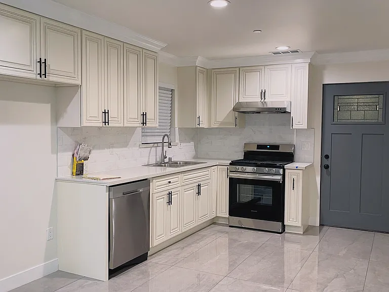 716 Gladys Ave — Photo 2