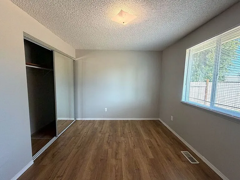 410 Crona St — Photo 17