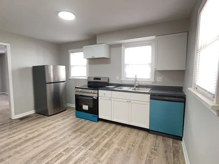 2302 S Hackley St — Photo 1