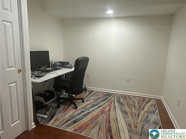1051 Sparrow Way — Photo 6