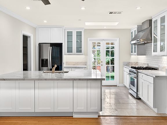 2nd image of 4130 Irving Pl #4130