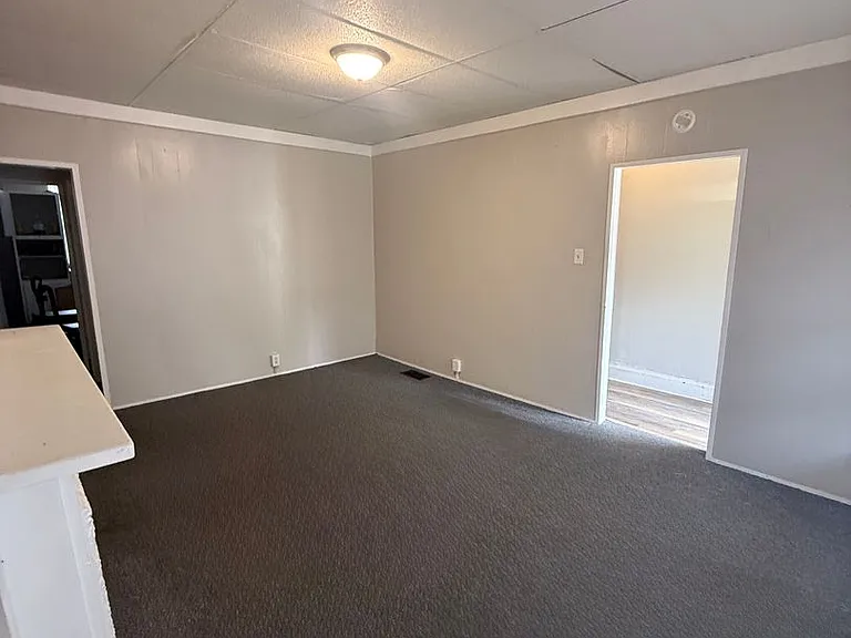 101 W Walnut St — Photo 4