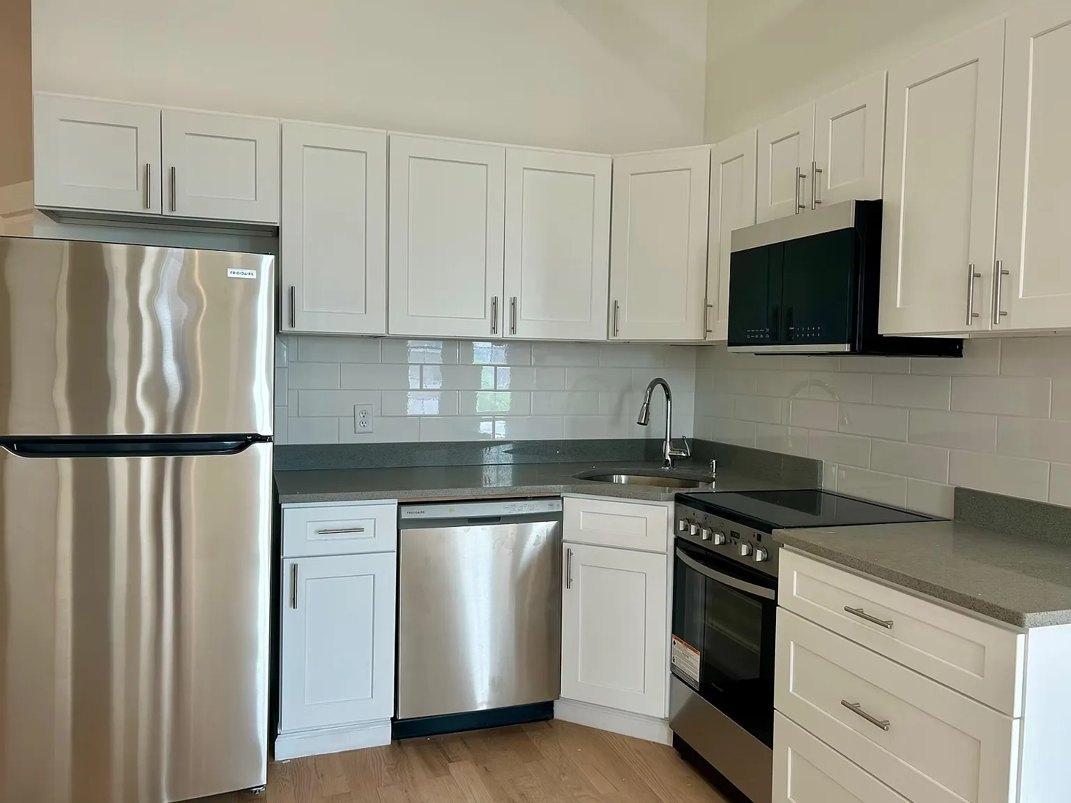 2 bed, 1100 sqft, $2,100 — Photo 4