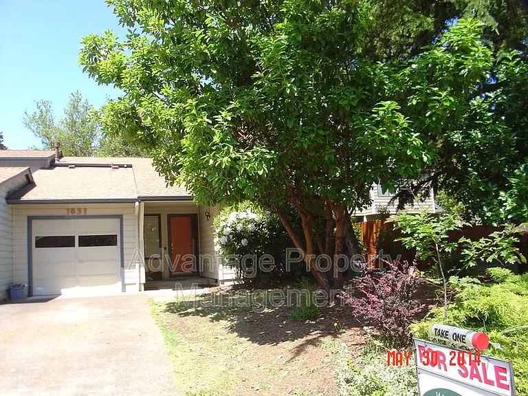 1831 NW Grant Cir — Photo 10