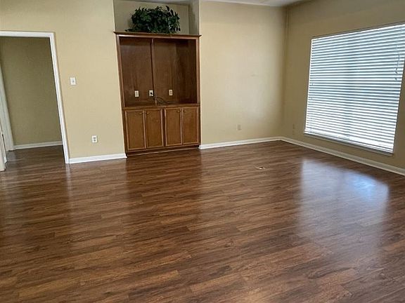3rd image of 2320 Pecan St