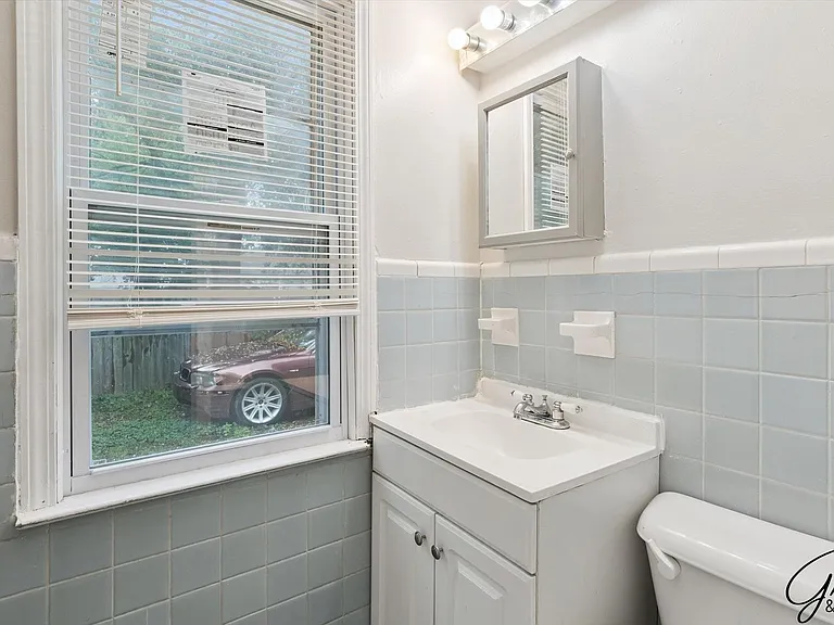 4082 Hereford St — Photo 10