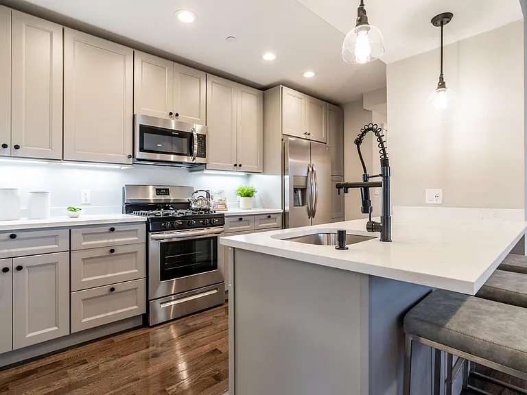 312 Spring St #402 — Photo 10