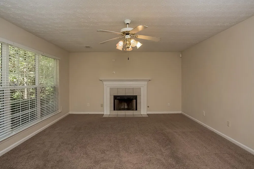 4 bed, 2.5 bath, 2756 sqft, $3,060 — Photo 4