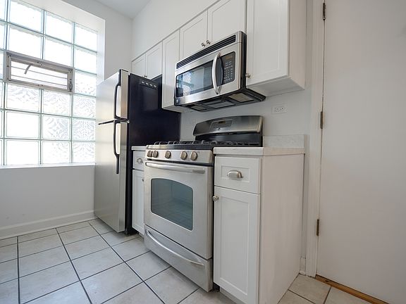 5th image of 1048 W Catalpa Ave APT 3