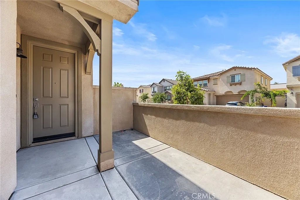 4 bed, 3.0 bath, 2100 sqft, $3,400 — Photo 2