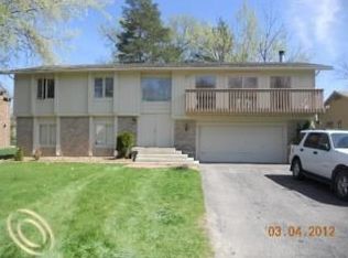 5817 Naneva Ct, West Bloomfield, MI 48322