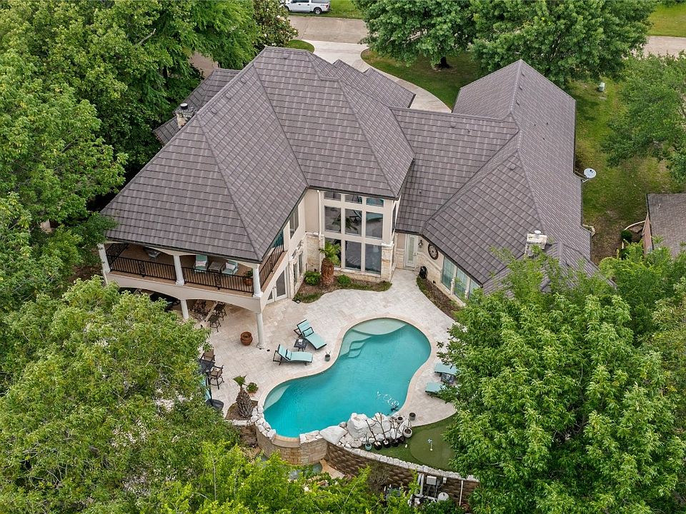 1st image of 215 Lakeside Dr