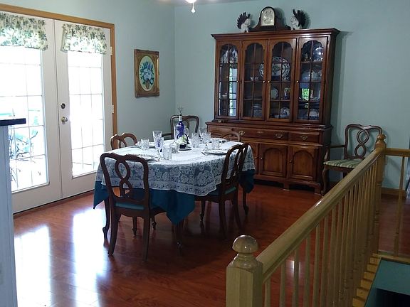 Kitchen eating area.