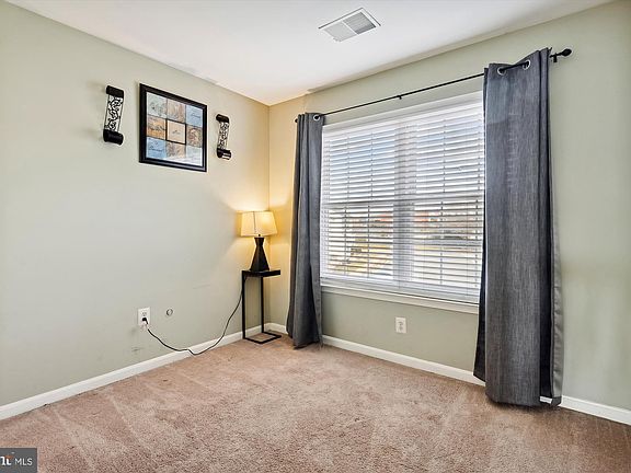 5th image of 407 Silverbell Ter NE