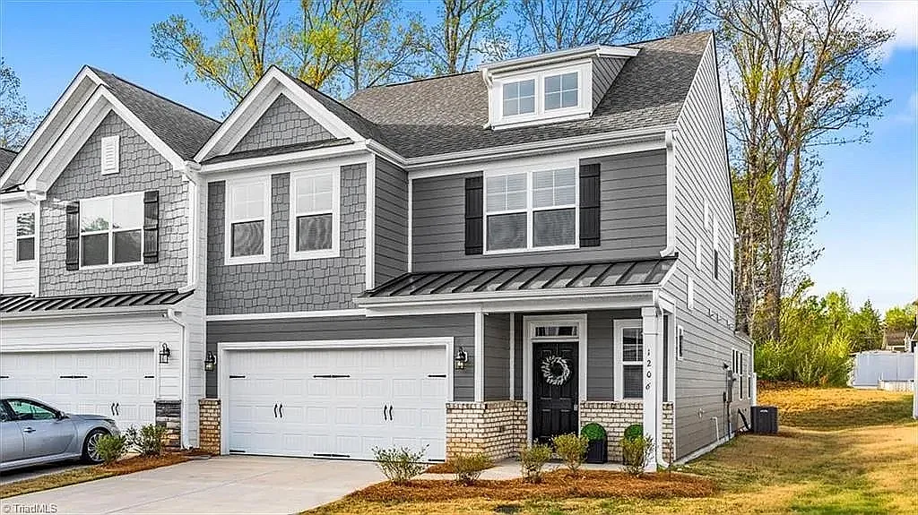4 bed, 2.5 bath, 2479 sqft, $2,995 — Photo 3