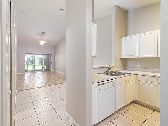 4th image of 727 SW 36th St #1