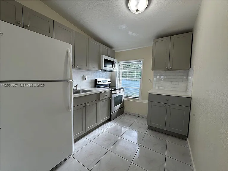 610 NW 23rd Place Front #FRONT — Photo 6