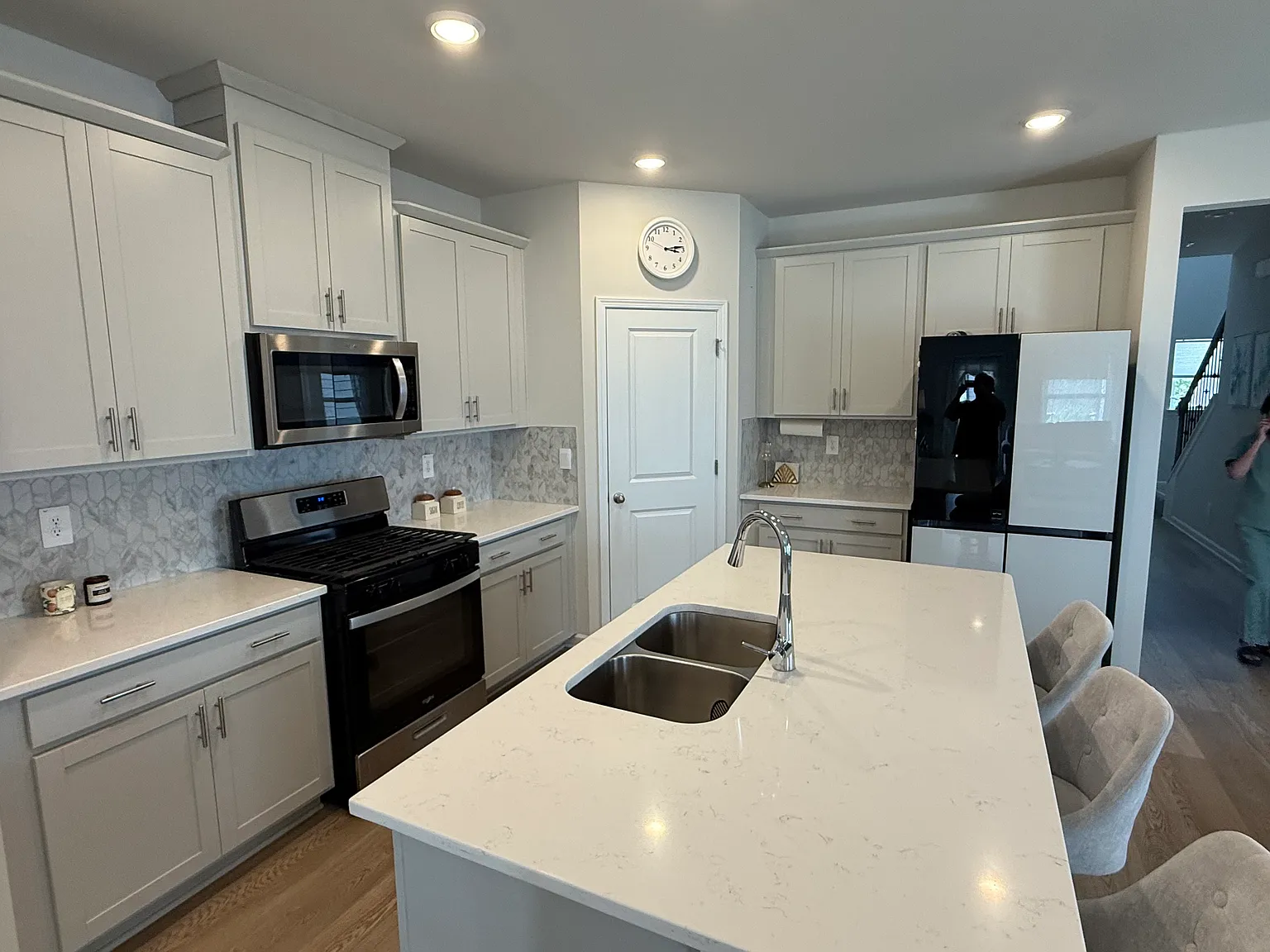 4 bed, 2.5 bath, 2136 sqft, $3,000 — Photo 3